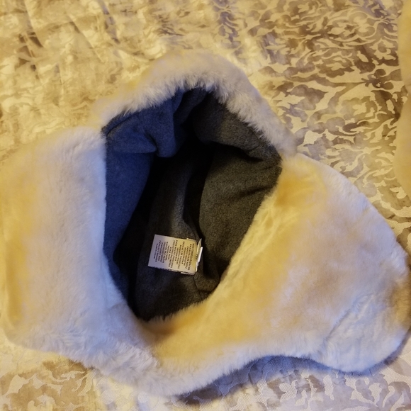 "SOLD" UGG Hat  - 60% reduction😃😃 - Picture 4 of 7